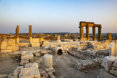Türkiye 'nin Usak ilindeki Blaundus antik kentinin kalıntıları. Güneşin doğuşunu izle. Antik şehir, Roma 'nın Lydia eyaletindeydi. Usak, Türkiye.