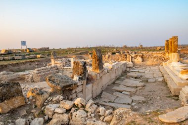 Türkiye 'nin Usak ilindeki Blaundus antik kentinin kalıntıları. Güneşin doğuşunu izle. Antik şehir, Roma 'nın Lydia eyaletindeydi. Usak, Türkiye.