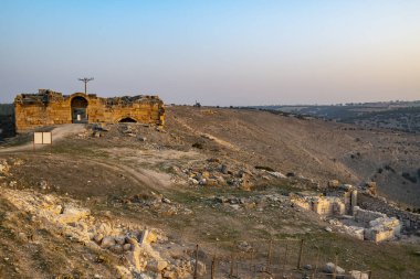 Türkiye 'nin Usak ilindeki Blaundus antik kentinin kalıntıları. Güneşin doğuşunu izle. Antik şehir, Roma 'nın Lydia eyaletindeydi. Usak, Türkiye.