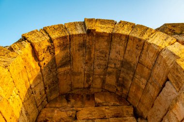 Türkiye 'nin Usak ilindeki Blaundus antik kentinin kalıntıları. Güneşin doğuşunu izle. Antik şehir, Roma 'nın Lydia eyaletindeydi. Usak, Türkiye.