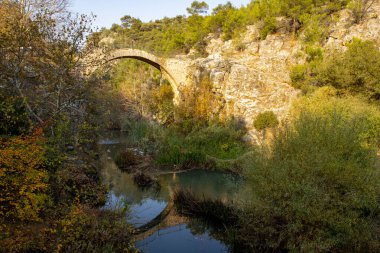 Clandras Köprüsü ve Clandras Şelalesi. Usak 'ın Karahall ilçesindeki Phrygian döneminden kalma tarihi köprü. Turistik tarihi bir köprü..