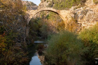 Clandras Köprüsü ve Clandras Şelalesi. Usak 'ın Karahall ilçesindeki Phrygian döneminden kalma tarihi köprü. Turistik tarihi bir köprü..