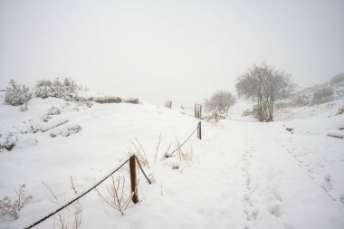 Burdur Sagalassos Arkeolojik Sitesi. Ak Dag 'ın sivri tepelerinin ortasındaki Sagalassos' un genişleyen harabelerini ziyaret etmek efsaneye yaklaşmaktır: Stark 'taki antik harap şehir. Sagalassos Antik Kenti Bir kış günü karın altında.