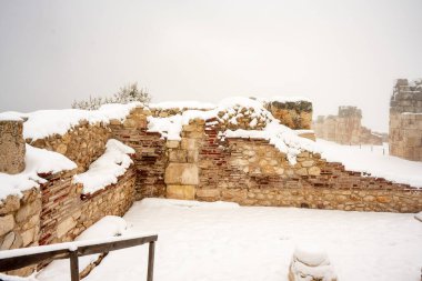 Burdur Sagalassos Arkeolojik Sitesi. Ak Dag 'ın sivri tepelerinin ortasındaki Sagalassos' un genişleyen harabelerini ziyaret etmek efsaneye yaklaşmaktır: Stark 'taki antik harap şehir. Sagalassos Antik Kenti Bir kış günü karın altında.