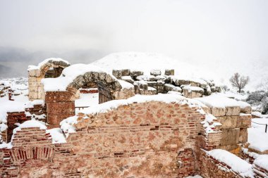 Burdur Sagalassos Arkeolojik Sitesi. Ak Dag 'ın sivri tepelerinin ortasındaki Sagalassos' un genişleyen harabelerini ziyaret etmek efsaneye yaklaşmaktır: Stark 'taki antik harap şehir. Sagalassos Antik Kenti Bir kış günü karın altında.