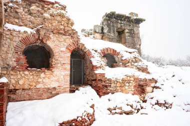 Burdur Sagalassos Arkeolojik Sitesi. Ak Dag 'ın sivri tepelerinin ortasındaki Sagalassos' un genişleyen harabelerini ziyaret etmek efsaneye yaklaşmaktır: Stark 'taki antik harap şehir. Sagalassos Antik Kenti Bir kış günü karın altında.