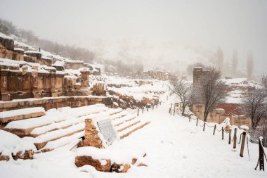 Burdur Sagalassos Arkeolojik Sitesi. Ak Dag 'ın sivri tepelerinin ortasındaki Sagalassos' un genişleyen harabelerini ziyaret etmek efsaneye yaklaşmaktır: Stark 'taki antik harap şehir. Sagalassos Antik Kenti Bir kış günü karın altında.