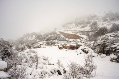 Burdur Sagalassos Arkeolojik Sitesi. Ak Dag 'ın sivri tepelerinin ortasındaki Sagalassos' un genişleyen harabelerini ziyaret etmek efsaneye yaklaşmaktır: Stark 'taki antik harap şehir. Sagalassos Antik Kenti Bir kış günü karın altında.