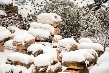 Burdur Sagalassos Arkeolojik Sitesi. Ak Dag 'ın sivri tepelerinin ortasındaki Sagalassos' un genişleyen harabelerini ziyaret etmek efsaneye yaklaşmaktır: Stark 'taki antik harap şehir. Sagalassos Antik Kenti Bir kış günü karın altında.