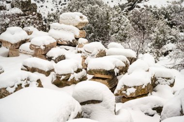 Burdur Sagalassos Arkeolojik Sitesi. Ak Dag 'ın sivri tepelerinin ortasındaki Sagalassos' un genişleyen harabelerini ziyaret etmek efsaneye yaklaşmaktır: Stark 'taki antik harap şehir. Sagalassos Antik Kenti Bir kış günü karın altında.