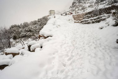 Burdur Sagalassos Arkeolojik Sitesi. Ak Dag 'ın sivri tepelerinin ortasındaki Sagalassos' un genişleyen harabelerini ziyaret etmek efsaneye yaklaşmaktır: Stark 'taki antik harap şehir. Sagalassos Antik Kenti Bir kış günü karın altında.