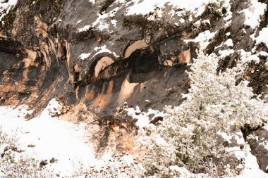 Burdur Sagalassos Arkeolojik Sitesi. Ak Dag 'ın sivri tepelerinin ortasındaki Sagalassos' un genişleyen harabelerini ziyaret etmek efsaneye yaklaşmaktır: Stark 'taki antik harap şehir. Sagalassos Antik Kenti Bir kış günü karın altında.
