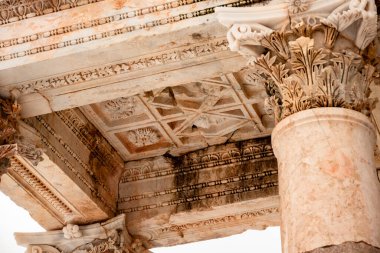 Sagalassos 'a hoş geldiniz. Isparta, Türkiye. Akdağ 'ın sivri tepelerinin ortasındaki Sagalassos' un genişleyen harabelerini ziyaret etmek efsaneye yaklaşmaktır: Stark 'taki antik harabe şehir. Sagalassos Eski Şehir.