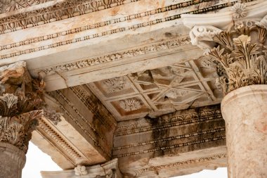 Sagalassos 'a hoş geldiniz. Isparta, Türkiye. Akdağ 'ın sivri tepelerinin ortasındaki Sagalassos' un genişleyen harabelerini ziyaret etmek efsaneye yaklaşmaktır: Stark 'taki antik harabe şehir. Sagalassos Eski Şehir.