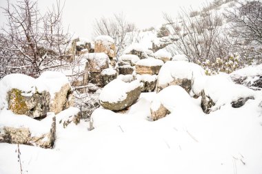Burdur Sagalassos Arkeolojik Sitesi. Ak Dag 'ın sivri tepelerinin ortasındaki Sagalassos' un genişleyen harabelerini ziyaret etmek efsaneye yaklaşmaktır: Stark 'taki antik harap şehir. Sagalassos Antik Kenti Bir kış günü karın altında.