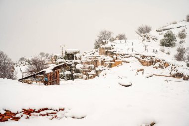 Burdur Sagalassos Arkeolojik Sitesi. Ak Dag 'ın sivri tepelerinin ortasındaki Sagalassos' un genişleyen harabelerini ziyaret etmek efsaneye yaklaşmaktır: Stark 'taki antik harap şehir. Sagalassos Antik Kenti Bir kış günü karın altında.