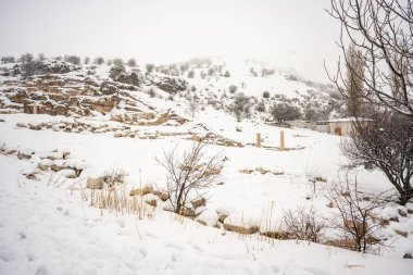 Burdur Sagalassos Arkeolojik Sitesi. Ak Dag 'ın sivri tepelerinin ortasındaki Sagalassos' un genişleyen harabelerini ziyaret etmek efsaneye yaklaşmaktır: Stark 'taki antik harap şehir. Sagalassos Antik Kenti Bir kış günü karın altında.