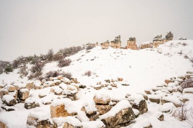 Burdur Sagalassos Arkeolojik Sitesi. Ak Dag 'ın sivri tepelerinin ortasındaki Sagalassos' un genişleyen harabelerini ziyaret etmek efsaneye yaklaşmaktır: Stark 'taki antik harap şehir. Sagalassos Antik Kenti Bir kış günü karın altında.
