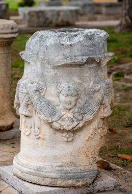 Antik Perge kentinden heykeller, lahitler ve diğer eserler Antalya Müzesi 'nde sergileniyor. Perge, Antalya, Türkiye 'deki sütunlar. Pamphylian antik kentindeki sütunlu caddenin kalıntıları. Perge, Antalya, Türkiye 'deki sütunlar.