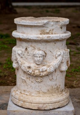Antik Perge kentinden heykeller, lahitler ve diğer eserler Antalya Müzesi 'nde sergileniyor. Perge, Antalya, Türkiye 'deki sütunlar. Pamphylian antik kentindeki sütunlu caddenin kalıntıları. Perge, Antalya, Türkiye 'deki sütunlar.