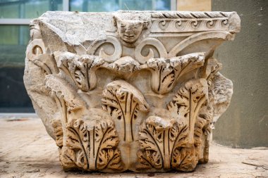 Antik Perge kentinden heykeller, lahitler ve diğer eserler Antalya Müzesi 'nde sergileniyor. Perge, Antalya, Türkiye 'deki sütunlar. Pamphylian antik kentindeki sütunlu caddenin kalıntıları. Perge, Antalya, Türkiye 'deki sütunlar.