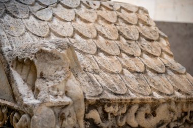 Antik Perge kentinden heykeller, lahitler ve diğer eserler Antalya Müzesi 'nde sergileniyor. Perge, Antalya, Türkiye 'deki sütunlar. Pamphylian antik kentindeki sütunlu caddenin kalıntıları. Perge, Antalya, Türkiye 'deki sütunlar.