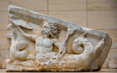 Antik Perge kentinden heykeller, lahitler ve diğer eserler Antalya Müzesi 'nde sergileniyor. Perge, Antalya, Türkiye 'deki sütunlar. Pamphylian antik kentindeki sütunlu caddenin kalıntıları. Perge, Antalya, Türkiye 'deki sütunlar.