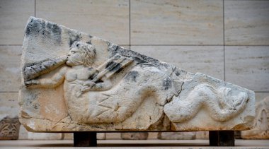 Antik Perge kentinden heykeller, lahitler ve diğer eserler Antalya Müzesi 'nde sergileniyor. Perge, Antalya, Türkiye 'deki sütunlar. Pamphylian antik kentindeki sütunlu caddenin kalıntıları. Perge, Antalya, Türkiye 'deki sütunlar.