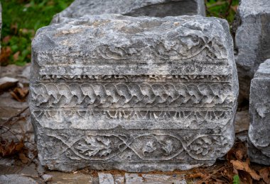 Antik Perge kentinden heykeller, lahitler ve diğer eserler Antalya Müzesi 'nde sergileniyor. Perge, Antalya, Türkiye 'deki sütunlar. Pamphylian antik kentindeki sütunlu caddenin kalıntıları. Perge, Antalya, Türkiye 'deki sütunlar.