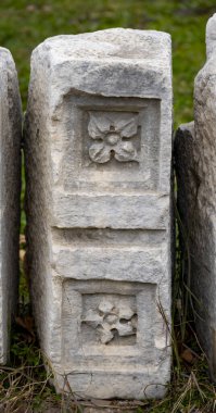 Antik Perge kentinden heykeller, lahitler ve diğer eserler Antalya Müzesi 'nde sergileniyor. Perge, Antalya, Türkiye 'deki sütunlar. Pamphylian antik kentindeki sütunlu caddenin kalıntıları. Perge, Antalya, Türkiye 'deki sütunlar.