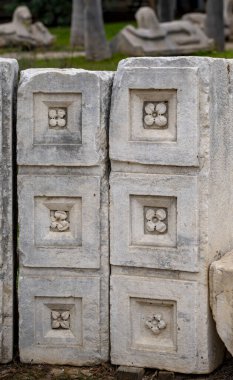 Antik Perge kentinden heykeller, lahitler ve diğer eserler Antalya Müzesi 'nde sergileniyor. Perge, Antalya, Türkiye 'deki sütunlar. Pamphylian antik kentindeki sütunlu caddenin kalıntıları. Perge, Antalya, Türkiye 'deki sütunlar.