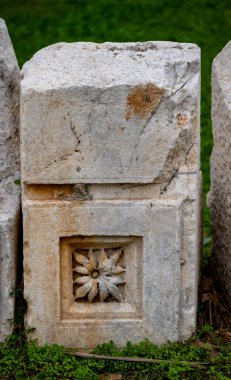 Antik Perge kentinden heykeller, lahitler ve diğer eserler Antalya Müzesi 'nde sergileniyor. Perge, Antalya, Türkiye 'deki sütunlar. Pamphylian antik kentindeki sütunlu caddenin kalıntıları. Perge, Antalya, Türkiye 'deki sütunlar.