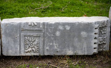 Antik Perge kentinden heykeller, lahitler ve diğer eserler Antalya Müzesi 'nde sergileniyor. Perge, Antalya, Türkiye 'deki sütunlar. Pamphylian antik kentindeki sütunlu caddenin kalıntıları. Perge, Antalya, Türkiye 'deki sütunlar.