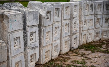 Antik Perge kentinden heykeller, lahitler ve diğer eserler Antalya Müzesi 'nde sergileniyor. Perge, Antalya, Türkiye 'deki sütunlar. Pamphylian antik kentindeki sütunlu caddenin kalıntıları. Perge, Antalya, Türkiye 'deki sütunlar.