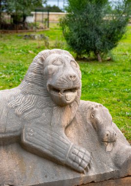 Antik Perge kentinden heykeller, lahitler ve diğer eserler Antalya Müzesi 'nde sergileniyor. Perge, Antalya, Türkiye 'deki sütunlar. Pamphylian antik kentindeki sütunlu caddenin kalıntıları. Perge, Antalya, Türkiye 'deki sütunlar.