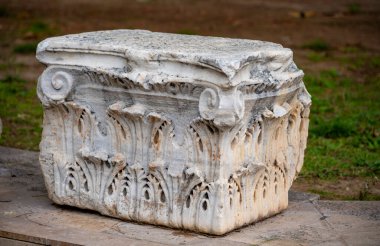 Antik Perge kentinden heykeller, lahitler ve diğer eserler Antalya Müzesi 'nde sergileniyor. Perge, Antalya, Türkiye 'deki sütunlar. Pamphylian antik kentindeki sütunlu caddenin kalıntıları. Perge, Antalya, Türkiye 'deki sütunlar.