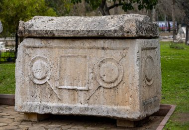 Antik Perge kentinden heykeller, lahitler ve diğer eserler Antalya Müzesi 'nde sergileniyor. Perge, Antalya, Türkiye 'deki sütunlar. Pamphylian antik kentindeki sütunlu caddenin kalıntıları. Perge, Antalya, Türkiye 'deki sütunlar.