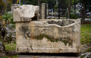 Antik Perge kentinden heykeller, lahitler ve diğer eserler Antalya Müzesi 'nde sergileniyor. Perge, Antalya, Türkiye 'deki sütunlar. Pamphylian antik kentindeki sütunlu caddenin kalıntıları. Perge, Antalya, Türkiye 'deki sütunlar.