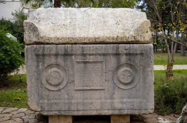 Antik Perge kentinden heykeller, lahitler ve diğer eserler Antalya Müzesi 'nde sergileniyor. Perge, Antalya, Türkiye 'deki sütunlar. Pamphylian antik kentindeki sütunlu caddenin kalıntıları. Perge, Antalya, Türkiye 'deki sütunlar.