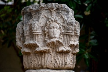 Antik Perge kentinden heykeller, lahitler ve diğer eserler Antalya Müzesi 'nde sergileniyor. Perge, Antalya, Türkiye 'deki sütunlar. Pamphylian antik kentindeki sütunlu caddenin kalıntıları. Perge, Antalya, Türkiye 'deki sütunlar.