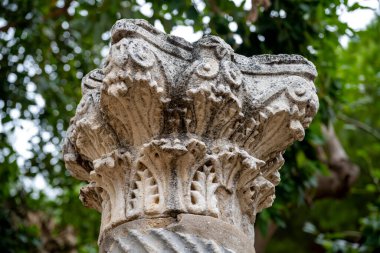 Antik Perge kentinden heykeller, lahitler ve diğer eserler Antalya Müzesi 'nde sergileniyor. Perge, Antalya, Türkiye 'deki sütunlar. Pamphylian antik kentindeki sütunlu caddenin kalıntıları. Perge, Antalya, Türkiye 'deki sütunlar.