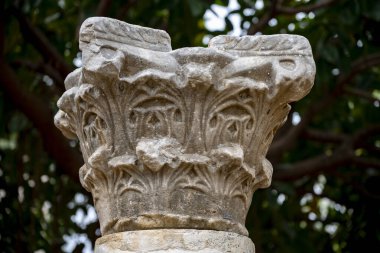 Antik Perge kentinden heykeller, lahitler ve diğer eserler Antalya Müzesi 'nde sergileniyor. Perge, Antalya, Türkiye 'deki sütunlar. Pamphylian antik kentindeki sütunlu caddenin kalıntıları. Perge, Antalya, Türkiye 'deki sütunlar.