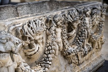 Antik Perge kentinden heykeller, lahitler ve diğer eserler Antalya Müzesi 'nde sergileniyor. Perge, Antalya, Türkiye 'deki sütunlar. Pamphylian antik kentindeki sütunlu caddenin kalıntıları. Perge, Antalya, Türkiye 'deki sütunlar.