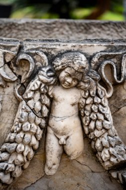 Antik Perge kentinden heykeller, lahitler ve diğer eserler Antalya Müzesi 'nde sergileniyor. Perge, Antalya, Türkiye 'deki sütunlar. Pamphylian antik kentindeki sütunlu caddenin kalıntıları. Perge, Antalya, Türkiye 'deki sütunlar.