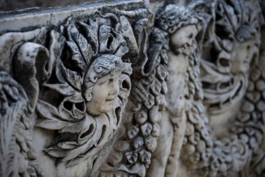 Antik Perge kentinden heykeller, lahitler ve diğer eserler Antalya Müzesi 'nde sergileniyor. Perge, Antalya, Türkiye 'deki sütunlar. Pamphylian antik kentindeki sütunlu caddenin kalıntıları. Perge, Antalya, Türkiye 'deki sütunlar.