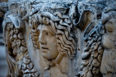 Antik Perge kentinden heykeller, lahitler ve diğer eserler Antalya Müzesi 'nde sergileniyor. Perge, Antalya, Türkiye 'deki sütunlar. Pamphylian antik kentindeki sütunlu caddenin kalıntıları. Perge, Antalya, Türkiye 'deki sütunlar.