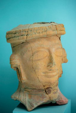 Antik Perge kentinden heykeller, lahitler ve diğer eserler Antalya Müzesi 'nde sergileniyor. Perge, Antalya, Türkiye 'deki sütunlar. Pamphylian antik kentindeki sütunlu caddenin kalıntıları. Perge, Antalya, Türkiye 'deki sütunlar.