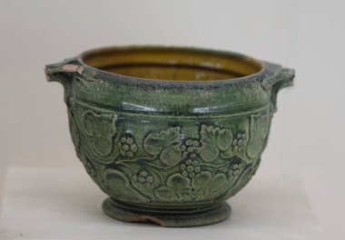 Antik Perge kentinden heykeller, lahitler ve diğer eserler Antalya Müzesi 'nde sergileniyor. Perge, Antalya, Türkiye 'deki sütunlar. Pamphylian antik kentindeki sütunlu caddenin kalıntıları. Perge, Antalya, Türkiye 'deki sütunlar.