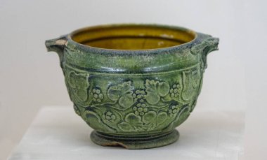 Antik Perge kentinden heykeller, lahitler ve diğer eserler Antalya Müzesi 'nde sergileniyor. Perge, Antalya, Türkiye 'deki sütunlar. Pamphylian antik kentindeki sütunlu caddenin kalıntıları. Perge, Antalya, Türkiye 'deki sütunlar.