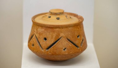 Antik Perge kentinden heykeller, lahitler ve diğer eserler Antalya Müzesi 'nde sergileniyor. Perge, Antalya, Türkiye 'deki sütunlar. Pamphylian antik kentindeki sütunlu caddenin kalıntıları. Perge, Antalya, Türkiye 'deki sütunlar.